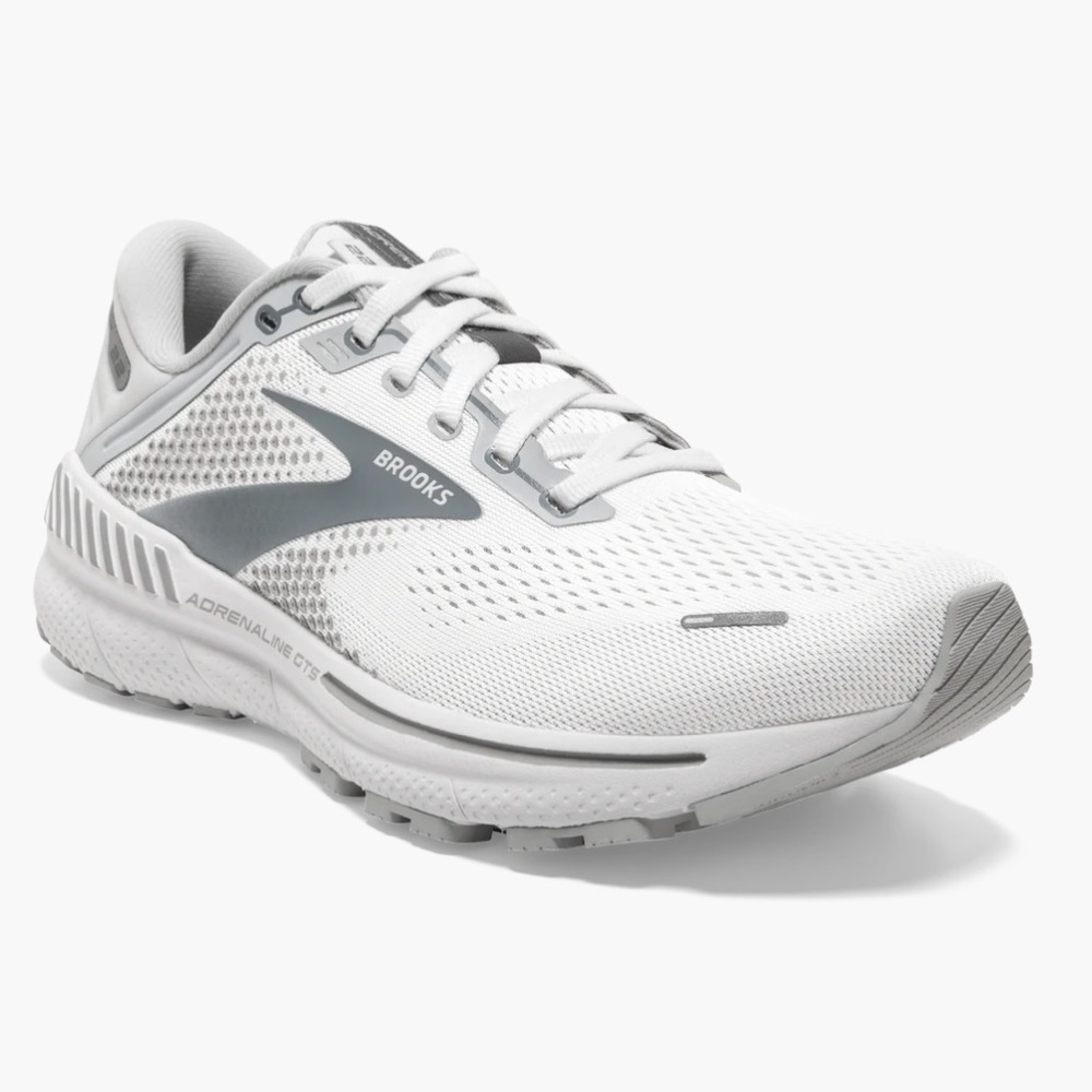 Brooks Adrenaline GTS 22 white Women’s size 9